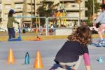 Niñas jugando y haciendo patín en Plaza España 