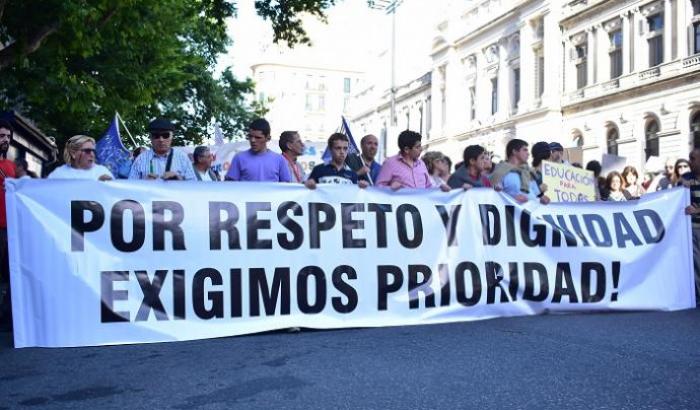 Pancarta: Por respeto y dignidad exigimos prioridad