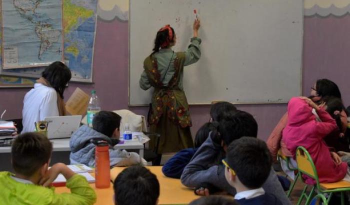 Niños y niñas de siete escuelas asistieron a una obra de títeres con la temática migraciones.