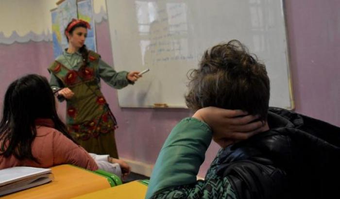 Niños y niñas de siete escuelas asistieron a una obra de títeres con la temática migraciones.