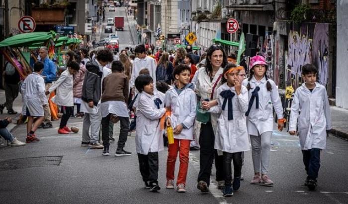 Por el derecho a la ciudad: más de quinientos escolares tomaron la calle para jugar y crear junto a la comunidad barrial.