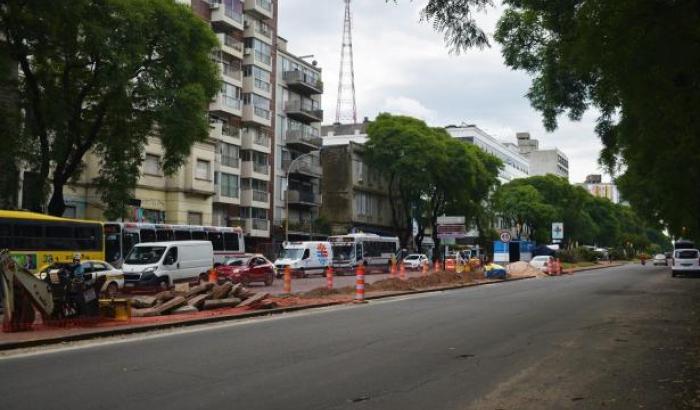 El Servicio de Construcciones Viales de la Intendencia de Montevideo realiza obras de remodelación de dársenas para girar a la izquierda en Bvar. Artigas y Av. Rivera. 