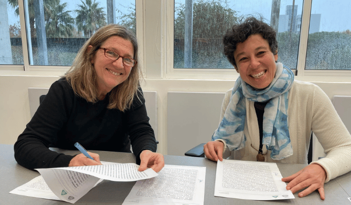 Silvana Pissano y Katia Marina, firmando convenio 