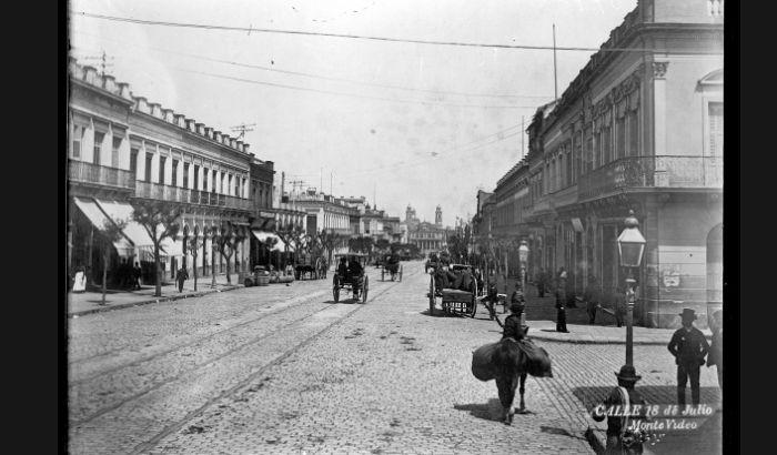 Avenida 18 de Julio hacia el oeste, desde la esquina con la calle Daymán (actual Julio Herrera y Obes). Reproducción