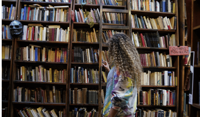 La actividad tiene como objetivo dar visibilidad a las librerías uruguayas como patrimonio e identidad del país y destacar la figura del librero/a como mediador entre las publicaciones y el público.
