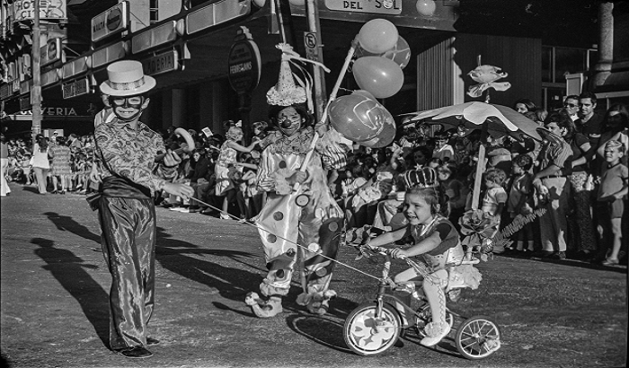 Desfile de Carnaval. Avenida 18 de Julio. Año 1973