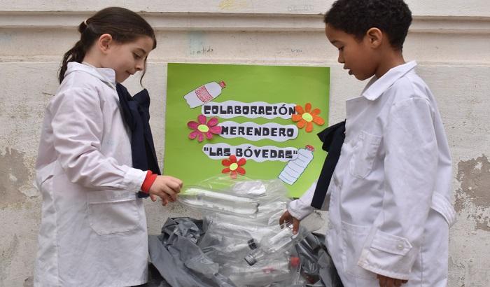 Niños y niñas de dos escuelas públicas se sumaron a la campaña de recolección de botellas plásticas impulsada por el merendero “Las Bóvedas”.