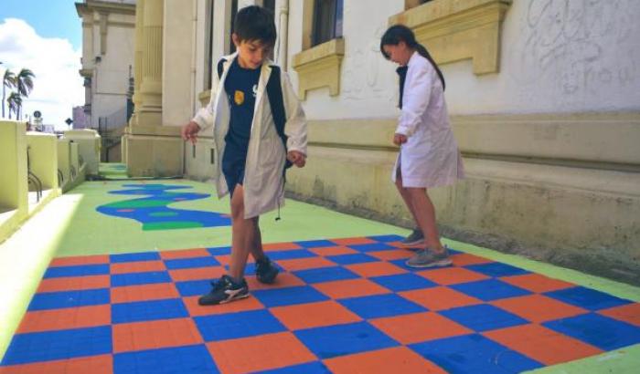 Escuela Chile: niños jugando en damero