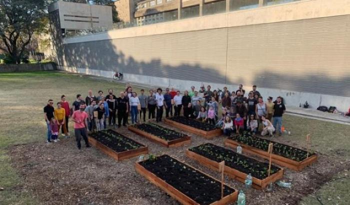 Se concretó la construcción de la huerta comunitaria de la Facultad de Ingeniería de la Universidad de la República. 