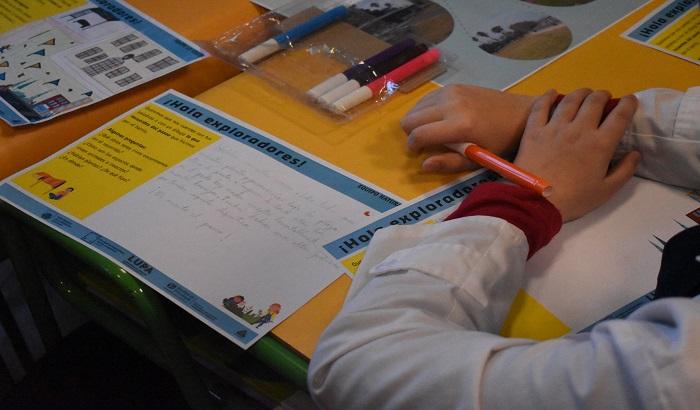 Niños y niñas de las escuelas Nº 16 Suecia y Nº 131 República de Chile realizan mapeo sobre los espacios comunes alrededor de los centros educativos.