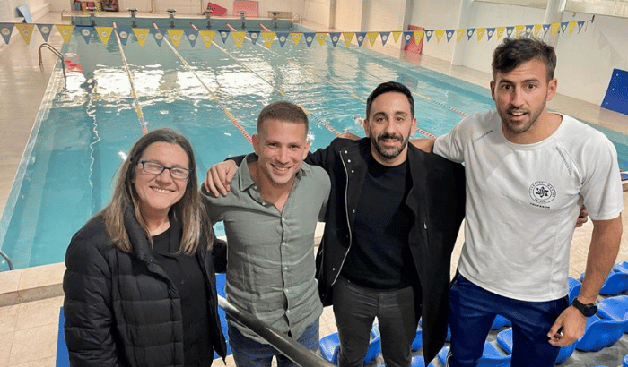 La Escuela Nº131 Chile, Municipio B y el Club Hebraica y Macabi firman convenio que permitirá que los y las alumnas accedan a clases de natación. 