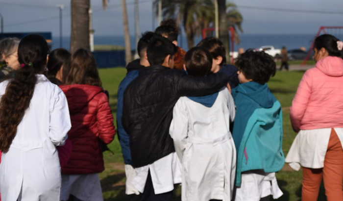 Niños y niñas de la comunidad educativa de la Escuela Chile realizan mapeo barrial en pro de ejercer su derecho a la ciudad y proponen acciones para el barrio.