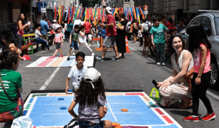 La Intendencia de Montevideo presenta el calendario de peatonales barriales para agosto, con diversas actividades para toda la familia, que promueven el uso de espacios libres para la convivencia.