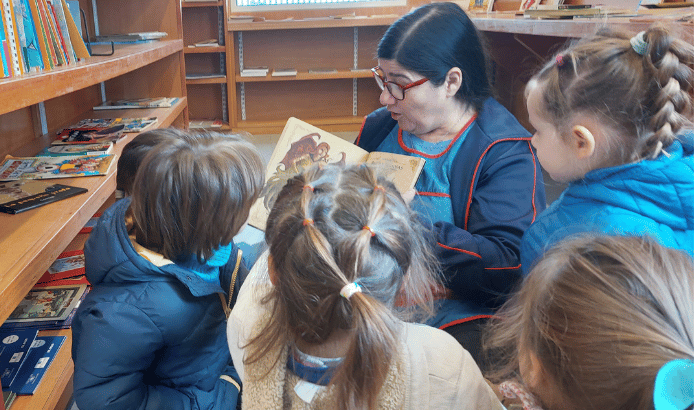 En el marco del Día Nacional del Libro, más de un centenar de niños y niñas junto a maestras y equipos docentes de centros educativos ubicados en las cercanías de la Plaza Seregni visitaron la Biblioteca Popular Morosoli. 