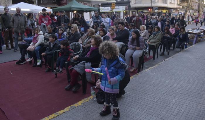 Público de la narración oral en la esquina de Tristán y Uruguay