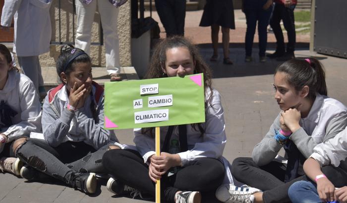Niña con cartel: "Stop cambio climático"