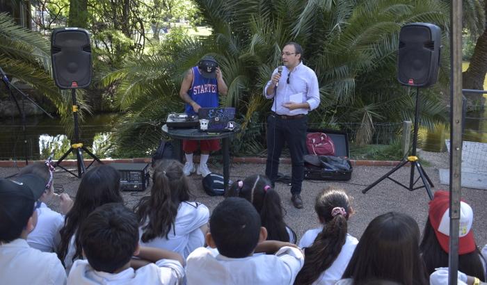 Alcalde Carlos Varela hablando a escolares