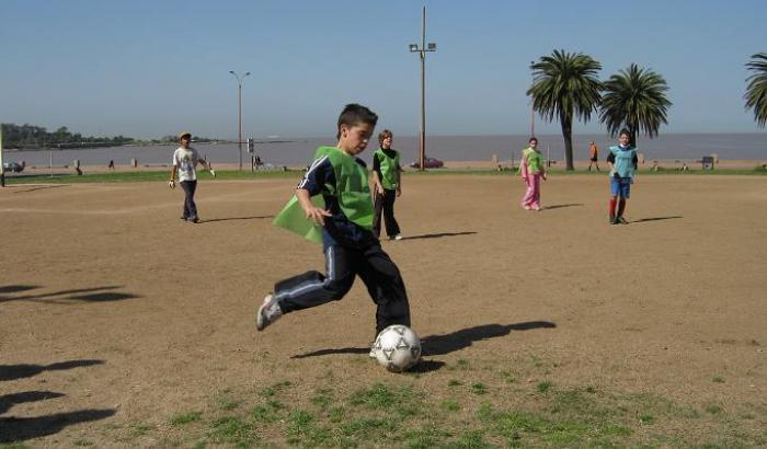 Niño jugando al fútbol 